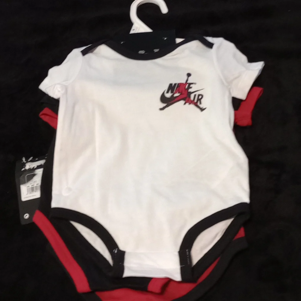3 pack Jordan body suit - Picture 3 of 6